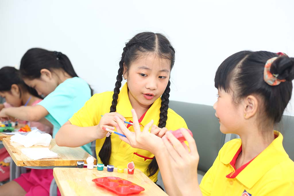 Bé thực hành phản xạ tiếng Anh tại OUTEREF