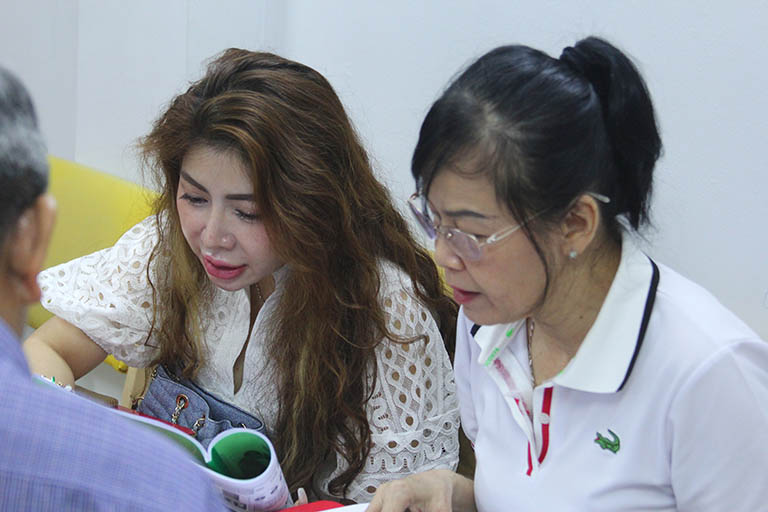 Bí quyết dạy tiếng Anh giao tiếp cho người lớn tuổi