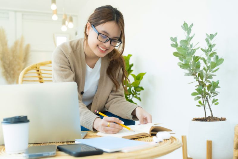 Tùy vào mục tiêu, năng lực và nhu cầu cá nhân, người đi làm có thể chọn tự học hoặc đăng ký một khóa học bài bản