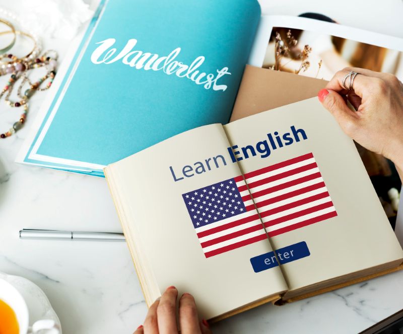 Nhiều người đi làm chọn tự học tiếng Anh giao tiếp để tiết kiệm chi phí và linh hoạt giờ học