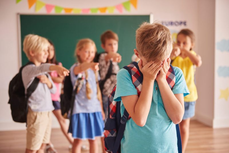 Tại sao trẻ thường cảm thấy nhút nhát và sợ đám đông?