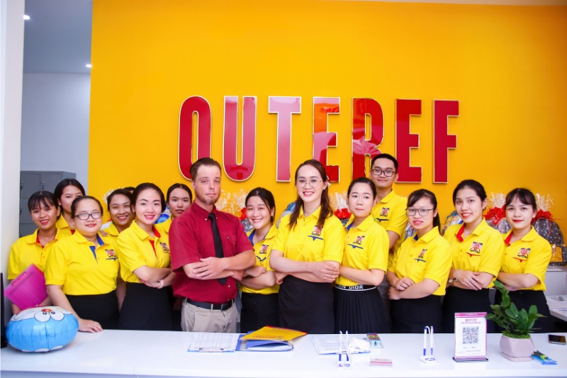 Trung tâm OUTEREF giúp người học cải thiện phản xạ giao tiếp và luyện thi IELTS hiệu quả từ mức cơ bản đến nâng cao