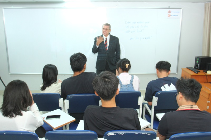 Premier là trung tâm luyện thi IELTS uy tín, chuyên sâu dành cho người muốn nâng cao band IELTS, du học, xin học bổng