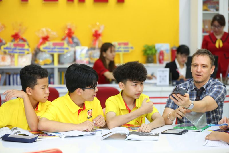 Tại sao ba mẹ nên cho trẻ học tiếng Anh vào dịp hè?