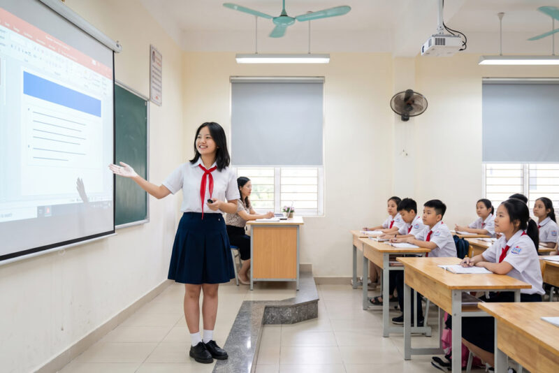 Thay vì chỉ học từ vựng, con sẽ được gì khi đứng lên và nói?