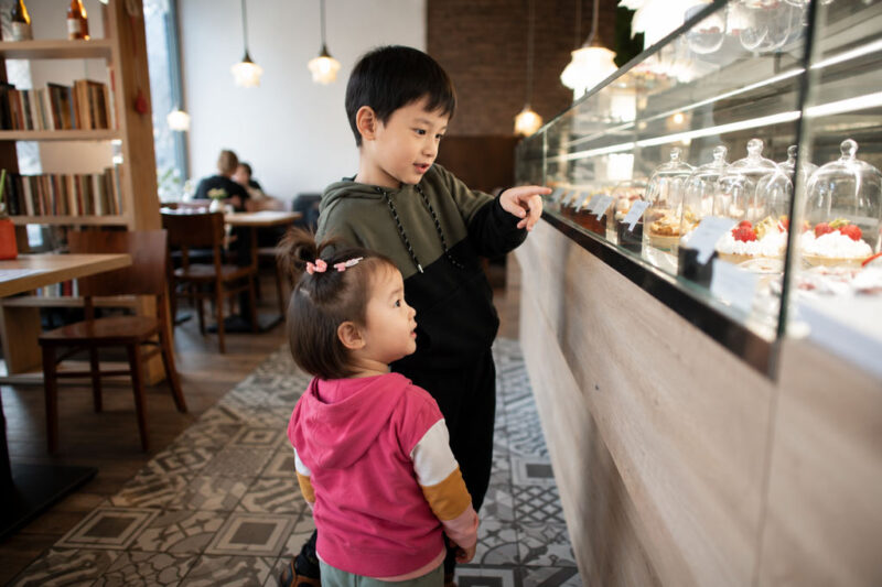 Luyện nói tiếng Anh cho bé tại các địa điểm công cộng