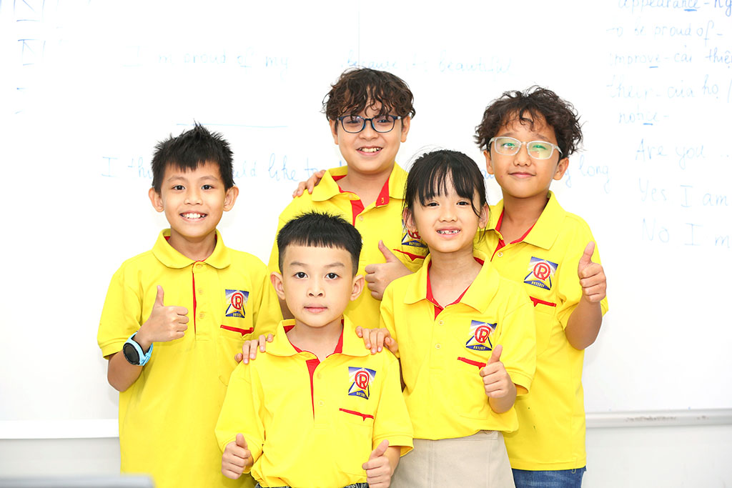Trẻ em học tiếng Anh vui vẻ tại OUTEREF